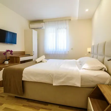 Leone Lukas Apartman