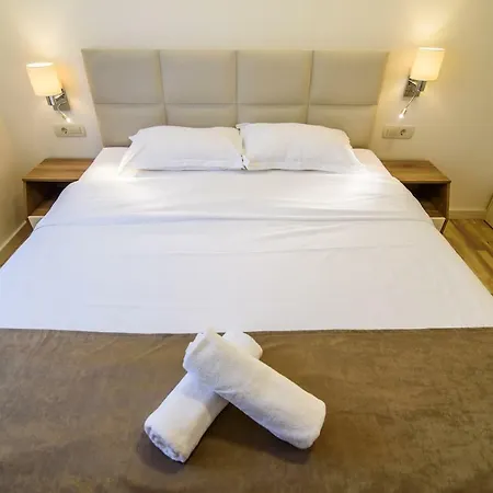 Leone Lukas Apartman Promajna