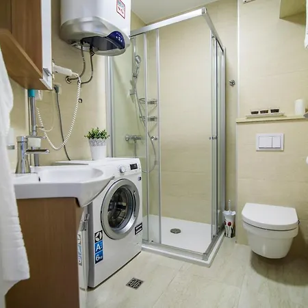 Leone Lukas Apartman Promajna