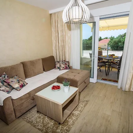 Leone Lukas Apartman