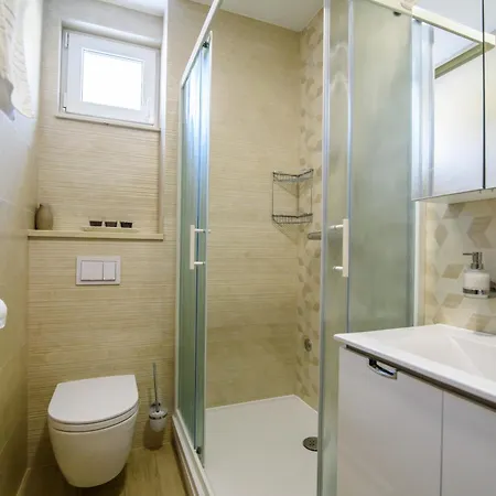 Leone Lukas Apartman *