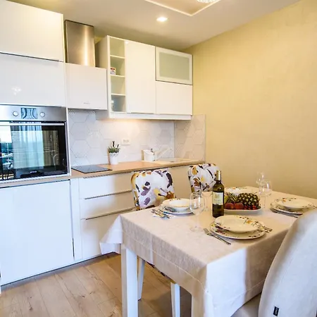 Leone Lukas Apartman Promajna