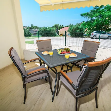 Leone Lukas Apartman Promajna