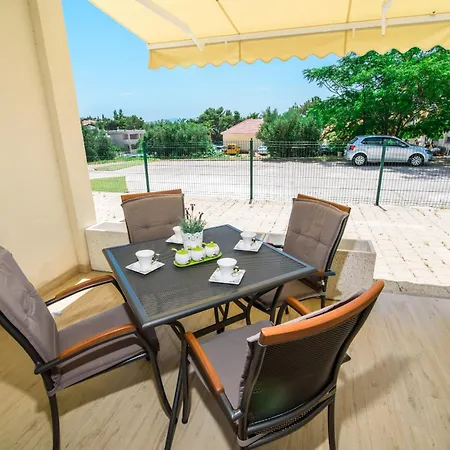 Leone Lukas Apartman Promajna