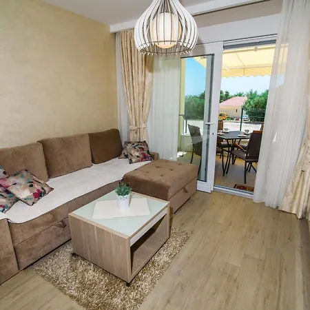 Leone Lukas Apartman Promajna