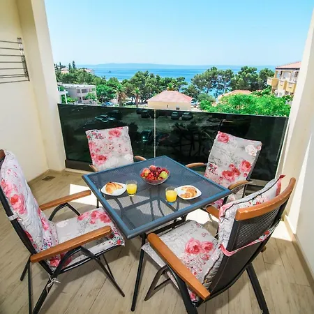 Leone Lukas Apartment Promajna