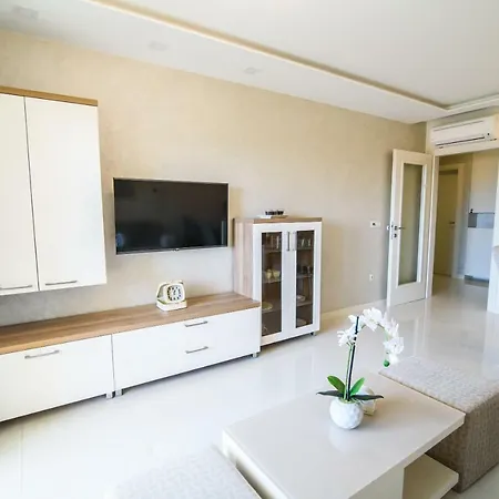 Leone Lukas Apartman Promajna