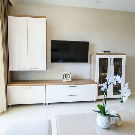 Leone Lukas Apartment *